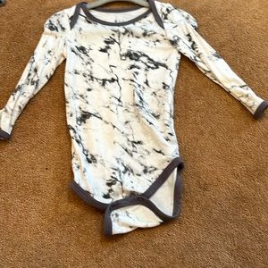 6-12 kyte baby grey marble long sleeve onesie EUC